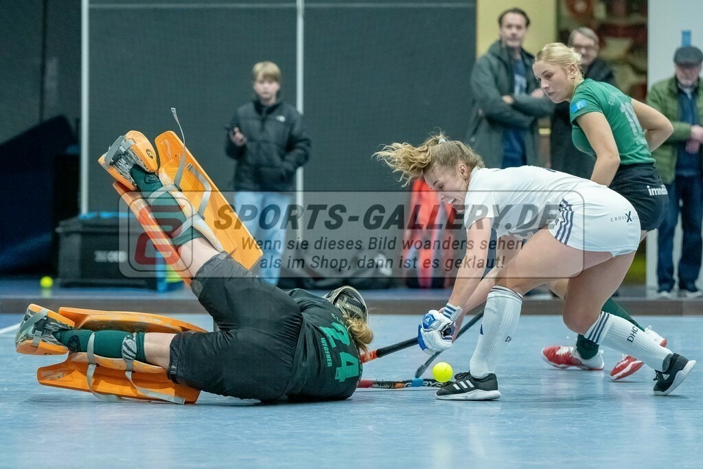 HK_20240113_107939 | 1. Bundesliga Damen Düsseldorfer HC - Club Raffelberg am 13.1.2024 DHC Halle, Düsseldorf , Sophia Wegener Torfrau ( Club Raffelberg #24 ) , Mabel Brands ( Düsseldorfer HC #7 )