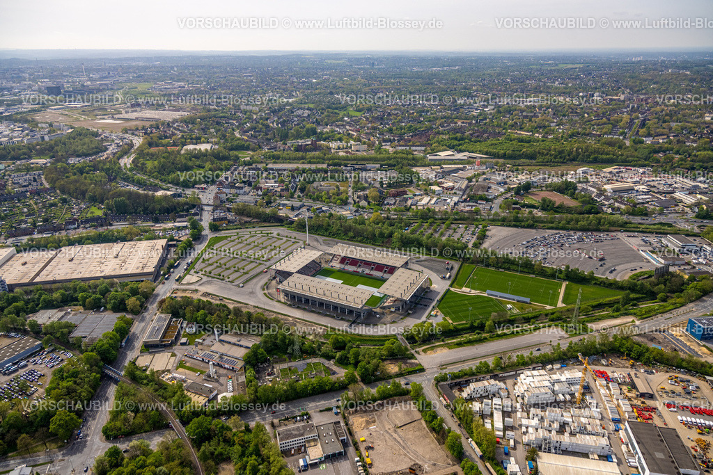 Essen240400471 | Luftbild, FußballStadion an der Hafenstraße des Clubs Rot-Weiss Essen, rechts das DRIVE IN Autokino Essen, PKW Parkplatz, Essen, Ruhrgebiet, Nordrhein-Westfalen, Deutschland