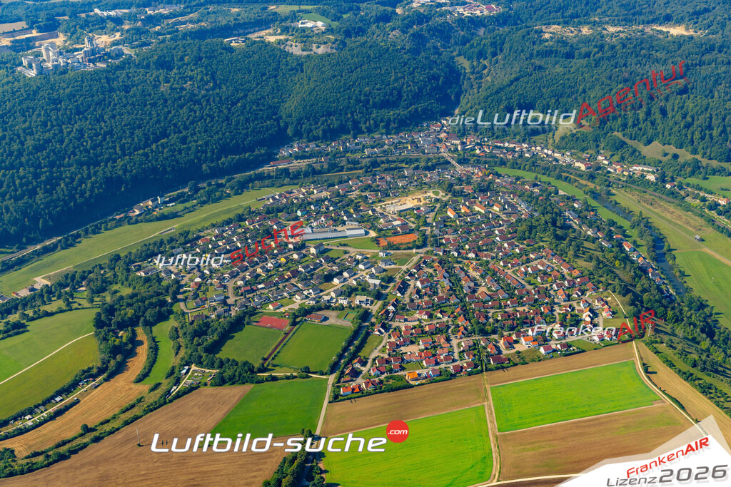 Das Luftbild zeigt :  Solnhofen - Die Luftaufnahme wurde 2024 vom UL-Flugzeug aus erstellt ( keine Drohne ) - Hochauflösende Luftaufnahme - Für grossformatige Ausdrucke geeignet. Die Geschenkidee !Mit Lizenz und Bildrechte bestellbar