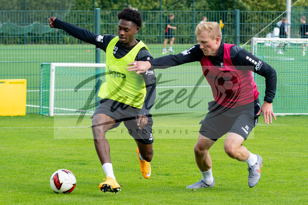 20260909_TRAOSN_0238 | Fußball, Herren: Tony Lesueur (VfL Osnabrück) und Niklas Wiemann (VfL Osnabrück) im Zweikampf beim Training des VfL Osnabrück am 09.09.2026 im Sportpark Illoshöhe in Osnabrück, Deutschland.(Foto von Nico Paetzel) - Realisiert mit Pictrs.com