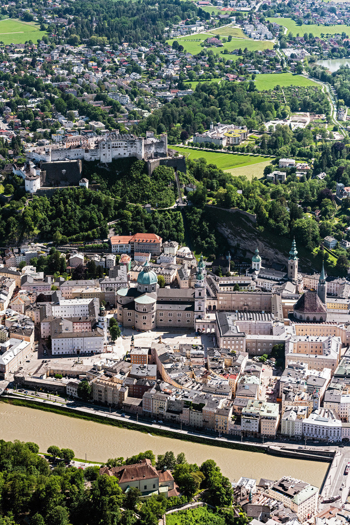 dr__0021524.jpg | SALZBURG 03.06.2019 Stadtansicht am Ufer des Flußverlaufes der Salzach in Salzburg in Österreich. // City view on the river bank of Salzach in Salzburg in Austria. Foto: Daniel Reiter
