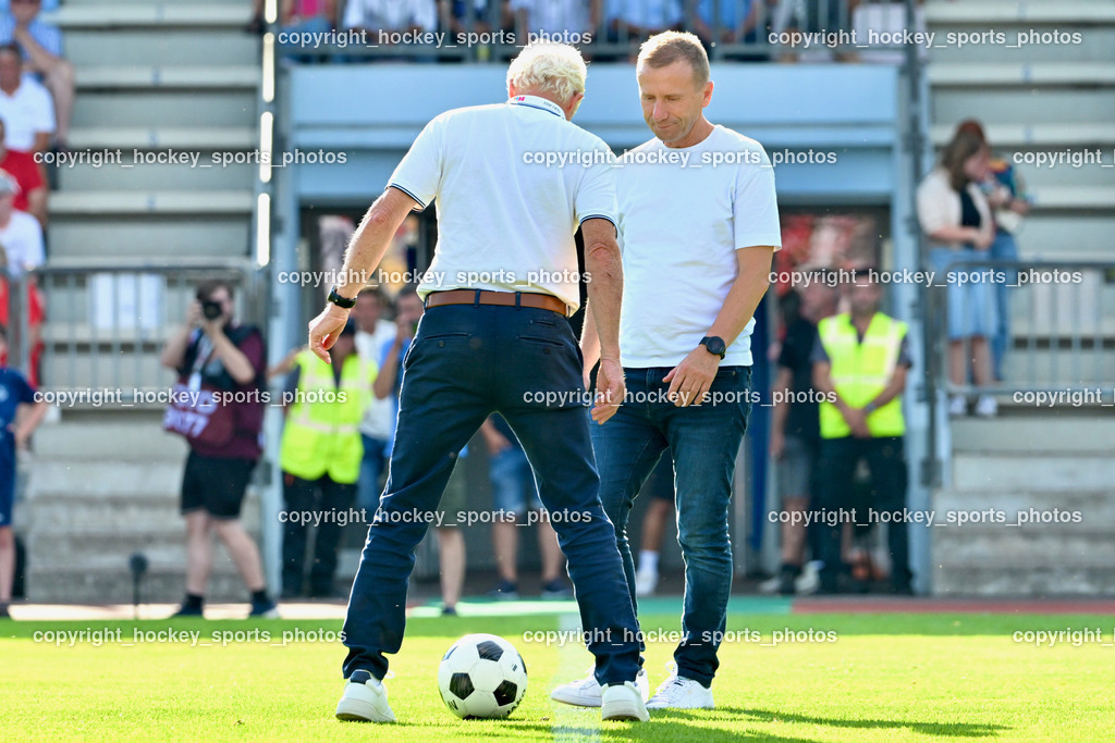 ATUS Velden vs. GAK | Ehrenanstoss ÖFB Präsident Klaus Mitterdorfer, ATUS Velden vs. GAK, ATUS Velden vs. GAK am 26.07.2024 in Villach (Stadion Lind), Austria, (Photo by Bernd Stefan)
