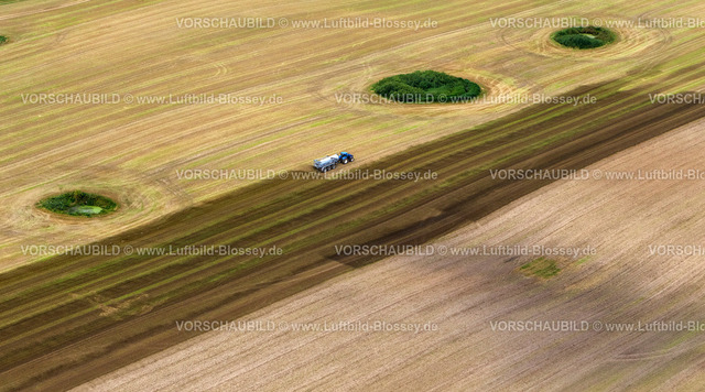 Stralsund12081646 | abgeerntetes Feld mit Wald und Wieseninsel, Trecker bringt Gülle aus, Gülletrecker, Emmision,  Kramerhof, Ostsee, Mecklenburg-Vorpommern, Deutschland, Europa