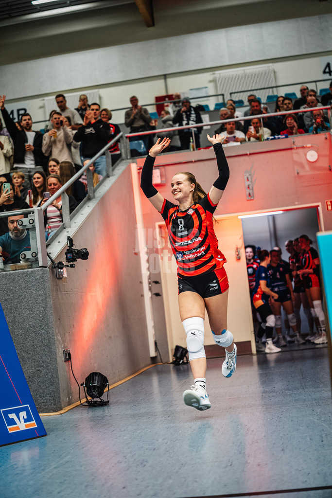 Volleyball | Frauen | Saison 2025/2026 | Volleyball Bundesliga | ETV Hamburger Volksbank Volleys vs. Dresdner SC | 15.11.2025 | Zoe Konjer (#8, ETV Hamburger Volksbank Volleys) läuft in die Arena ein