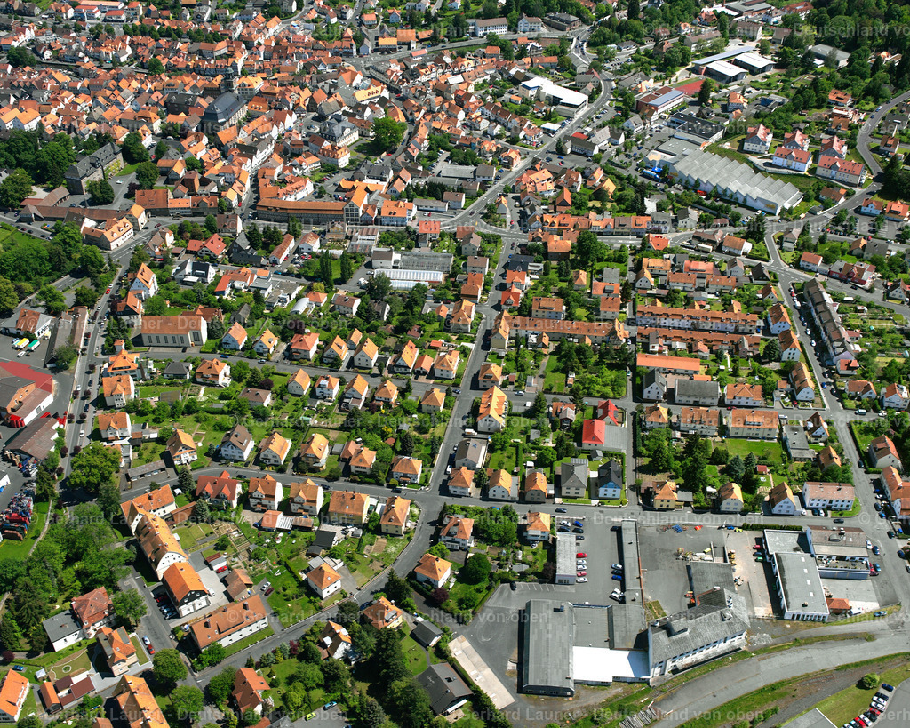 2615757 | LAUTERBACH (HESSEN) 09.06.2006 Wohngebiet einer Einfamilienhaus- Siedlung  in Lauterbach (Hessen) im Bundesland Hessen, Deutschland // Single-family residential area of settlement  in Lauterbach (Hessen) in the state Hesse, Germany Foto: Gerhard Launer