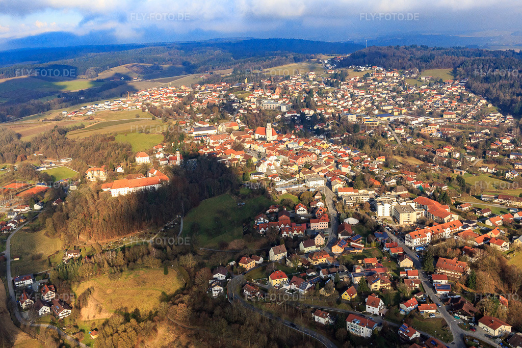 Luftbild: Kurort Übersicht aus Südwesten mit SchloSS und Kirche Hl. Familie im Ortsteil Bad Griesbach in  Rottal in Bad Griesbach im Rottal im Bundesland Bayern in Deutschland.Foto: IMG_096010.jpg vom 29.12.2016 durch Werner Riehm/FLY-FOTO.deKUnst im SchloSS - Places ReviewInfo Icon