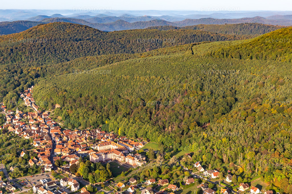 Aerial view: View of the town from the northeast in Oberbronn in the state Bas-Rhin, France.Photo: IMG_139190.jpg taken on 10/01/2023 by Werner Riehm/FLY-FOTO.comResolution of the original: 4646 x 3097 px