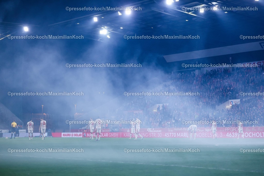 RWE04032602004 | 2026.03.04, Fußball, 3.Liga Herren, Rot-Weiss Essen -  SV Waldhof Mannheim, Stadion Hafenstraße, 27.Spieltag, Saison 2025 / 2026: Dichter Rauch. Nebel zieht nach der Choreo auf der Haupttribüne durch das Stadion  DFB regulations prohibit any use of photographs as image sequences and or quasi-video.
