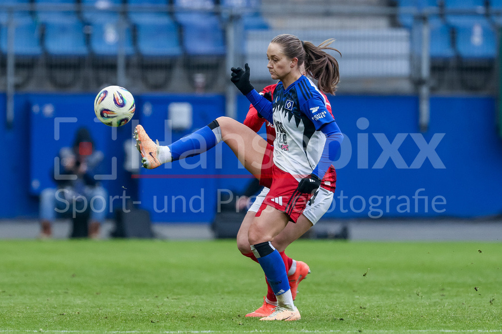Fussball, Google Pixel Frauen-Bundesliga, Hamburger SV - SC Freiburg | Camilla Linberg (Hamburger SV, HSV, 47) am Ball, Einzelbild, Ganzkörper, Aktion, Action, Spielszene, DIE DFB-RICHTLINIEN UNTERSAGEN JEGLICHE NUTZUNG VON FOTOS ALS SEQUENZBILDER UND/ODER VIDEOÄHNLICHE FOTOSTRECKEN. DFB REGULATIONS PROHIBIT ANY USE OF PHOTOGRAPHS AS IMAGE SEQUENCES AND/OR QUASI-VIDEO.