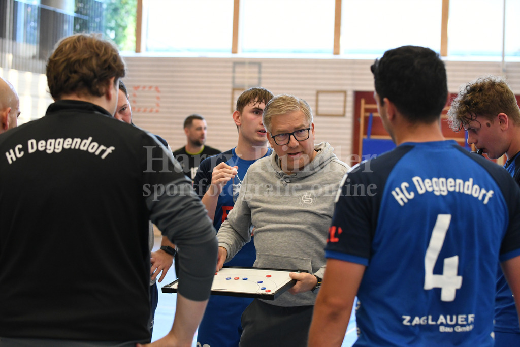 HC Deggendorf : TSV Taufkirchen/Vils | Kai-Uwe  Herrlich  (Trainer HC Deggendorf) - Realisiert mit Pictrs.com