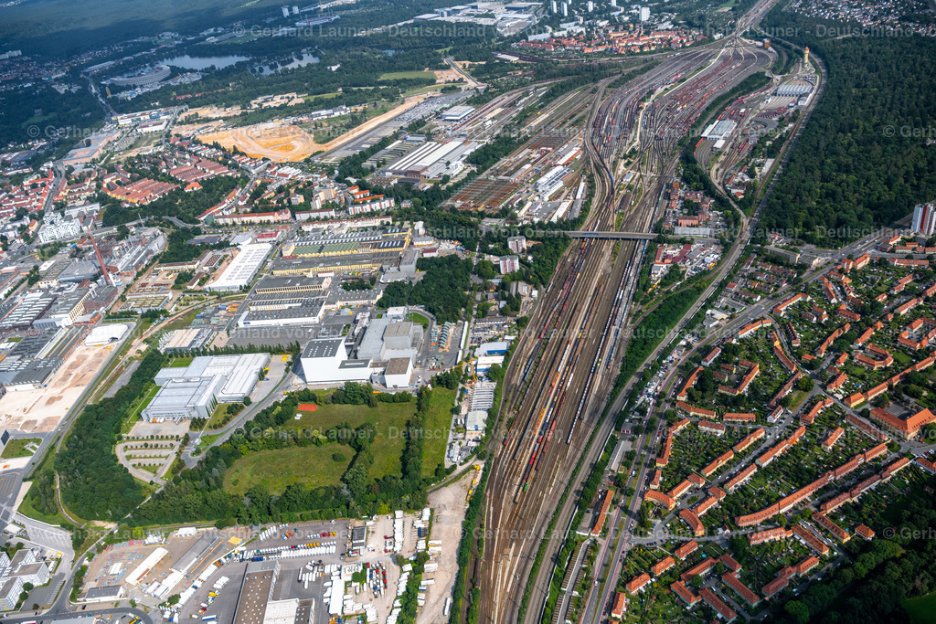4047536 | NüRNBERG 21.08.2021 Schienen- und Gleisstrecken auf den Abstellgleisen und Rangierstrecken des Rangierbahnhofes und Güterbahnhofes der Deutschen Bahn in Nürnberg im Bundesland Bayern. // Marshalling yard and freight station of the Deutsche Bahn in Nuernberg in the state Bavaria. bahn.de. Foto: Gerhard Launer