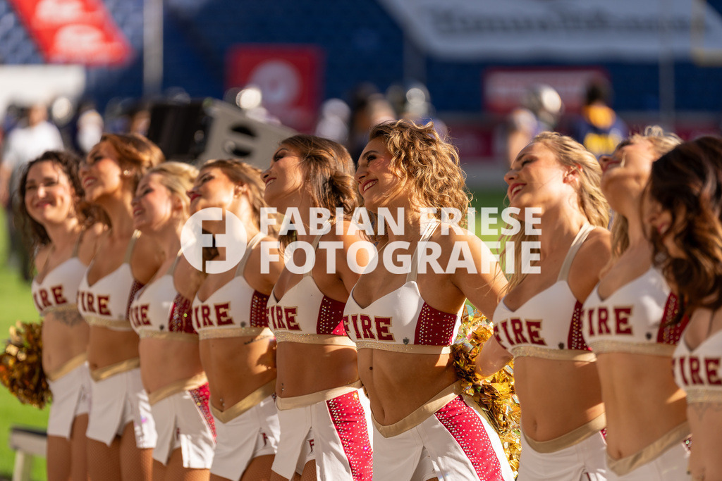 GER Rhein Fire vs. Alpine Rams, American Football, AFLE, Saison 2026, 01.08.2026 | Die Cheerleader von Rhein Fire, GER Rhein Fire vs. Alpine Rams, American Football, AFLE, Saison 2026, 01.08.2026Foto: Eibner-Pressefoto/Fabian Friese - Realisiert mit Pictrs.com