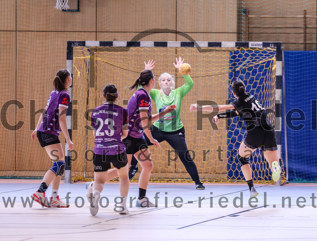 2024-12-14_011_SpVgg_Altenerding_gegen_SVA_Palzing | Erding, Deutschland, 14.12.2024:Handball, Bezirksoberliga Frauen Altbayern 2024 / 2024, 9. Spieltag, SpVgg Altenerding gegen SVA Palzing, Endergebnis: 20:30Julia Kranich (SpVgg Altenerding, #9), Katharina Künstner (SpVgg Altenerding, #23), Janina Konrad (SpVgg Altenerding, #2), Torfrau Hanna Obermair (SpVgg Altenerding, #1), Veronika Wöhrl (SVA Palzing, #10)Foto: Christian Riedel / fotografie-riedel.net