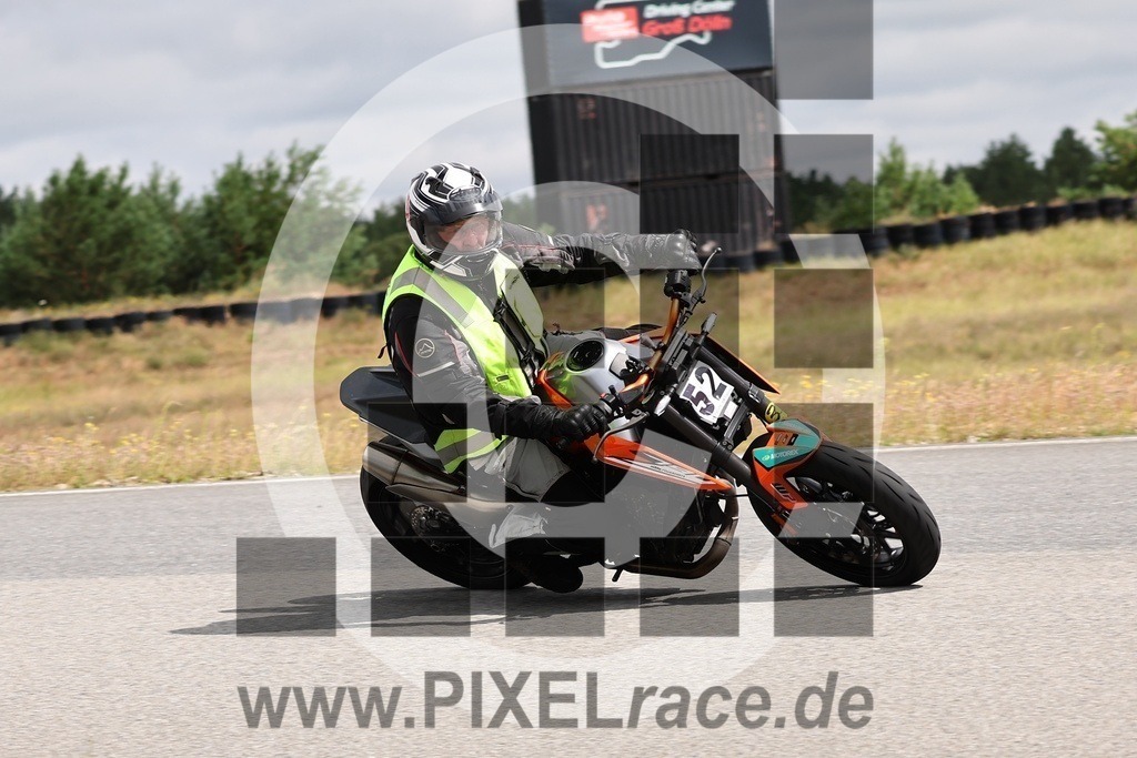 0052-20240713_05082 | Schöne Erinnerungen an spannende Momente - das festzuhalten ist unser Job. PIXELrace.de ist seit 2003 auf den Rennstrecken Europas unterwegs um die Action draußen beim Fahren und die wunderbare Stimmung imm Fahrerlager für euch einzufangen.