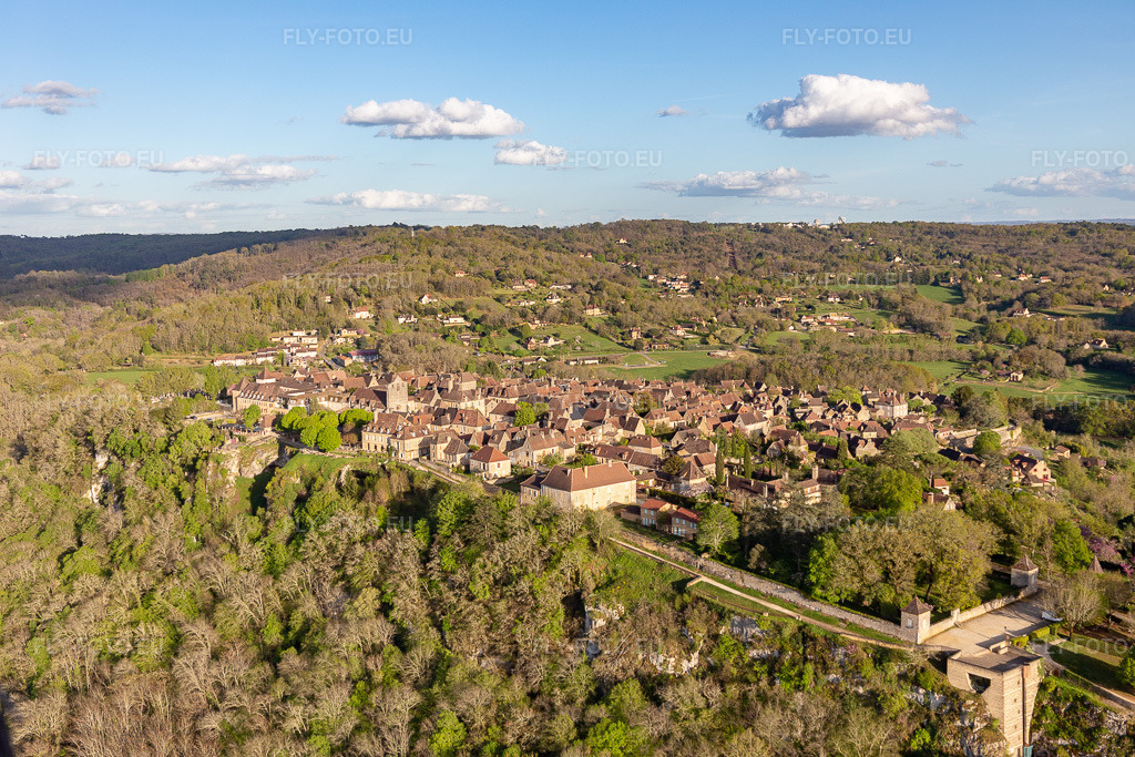 Vue aérienne: Citadelle à Domme dans le département Dordogne, France. Photo: IMG_113563.jpg prise le 16/04/2019 par Werner Riehm/FLY-FOTO.eu – Résolution de l'original: 5472 x 3648 px