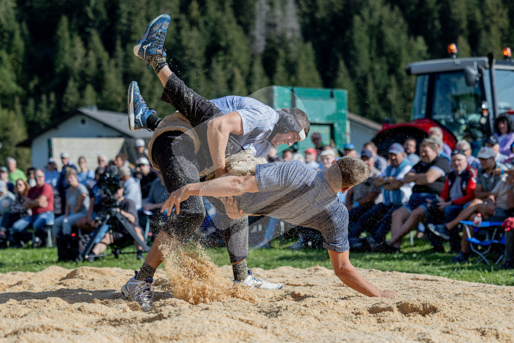 Unteriberg2026_5G_00121 | Die Schwinger des Schwyzer Kantonalen Schwingerverbandes: Fotos, die Dynamik und Leidenschaft festhalten, sowie emotionale Momente aus dem traditionellen Schwingsport zeigen. - Realisiert mit Pictrs.com