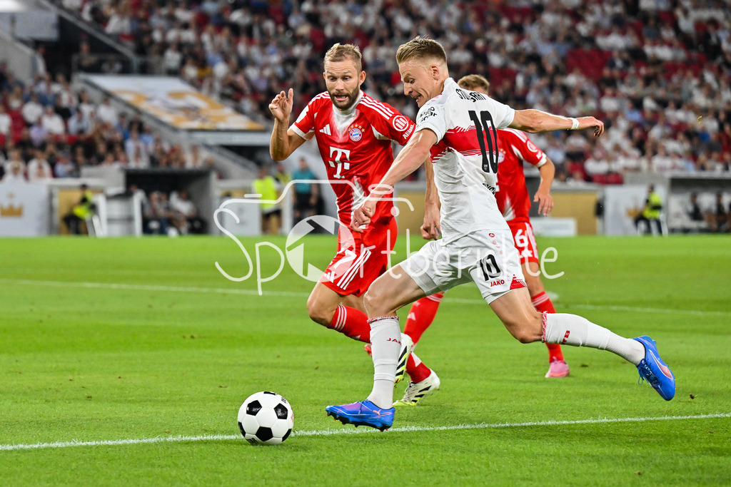 VfB Stuttgart - FC Bayern München | im Duell Konrad LAIMER (FC Bayern Muenchen 27) und Chris FÜHRICH (VfB Stuttgart 10) / Zweikampf / Franz-Beckenbauer Supercup: VfB Stuttgart - FC Bayern München; MHP Arena am 16.08.2025