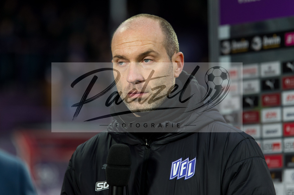 OSNTSV20211106_191 | Fussball, Herren: Trainer Daniel Scherning (VfL Osnabrueck) im Interview bei dem Spiel der 3. Liga zwischen VfL Osnabrueck und TSV 1860 Muenchen im Stadion an der Bremer Bruecke am 06.11.2021 in Osnanbrueck, Deutschland.DFB / DFL REGULATIONS PROHIBIT ANY USE OF PHOTOGRAPHS AS IMAGE SEQUENCES AND/OR QUASI-VIDEO. - Realisiert mit Pictrs.com