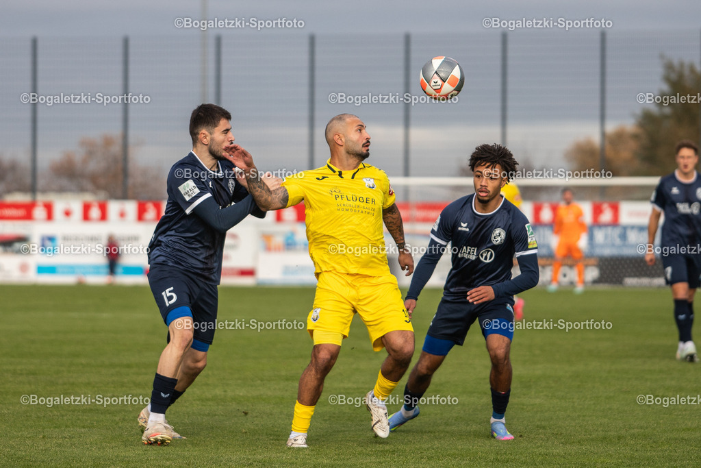 Kaptan setzt sich durch | 08.11.2025, Fußball, Regionalliga West, SSVg Velbert - SC Wiedenbrück: Saban Kaptan (SC Wiedenbrück #10) behauptet den Ball vor Philip Buczkoswski (SSVg Velbert #2) und Arlind Mimini (SSVg Velbert #15) - Realisiert mit Pictrs.com