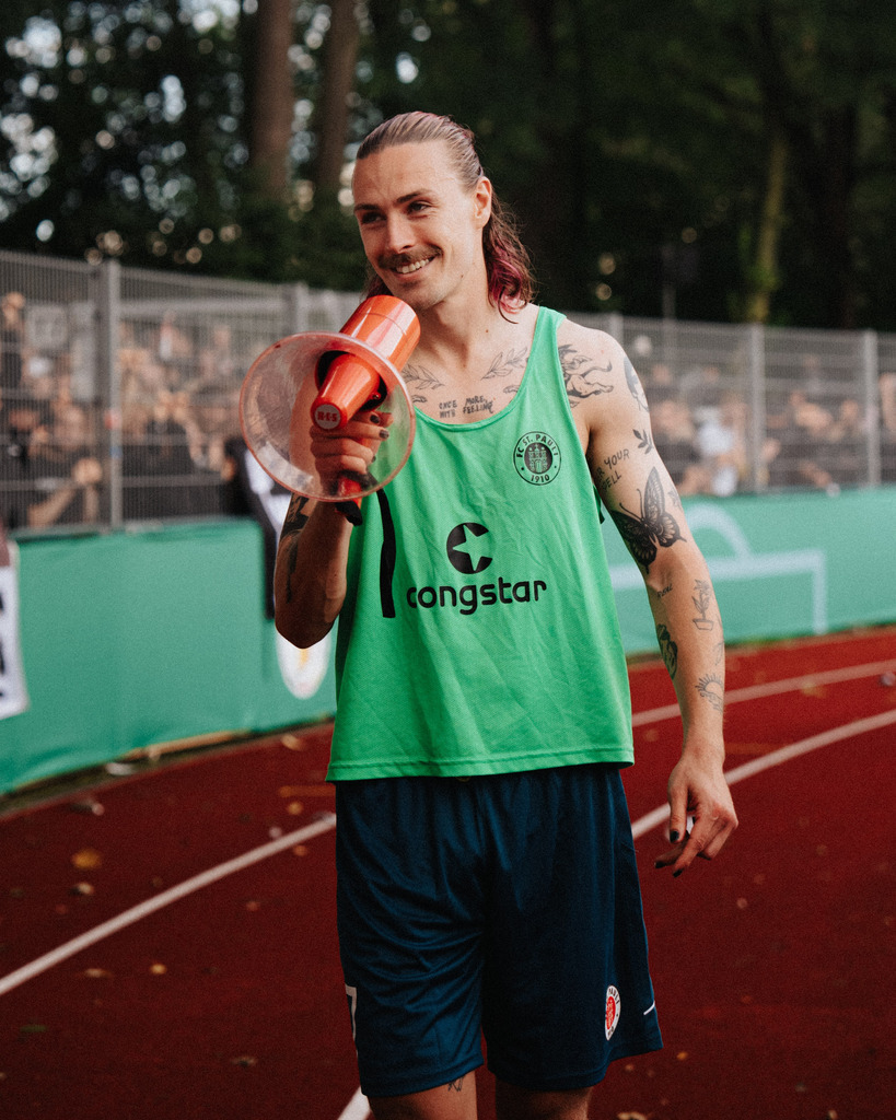 _DSC9782 | Der offizielle Shop für FC St. Pauli Fotos. Wähle aus Spielszenen & Fanmomenten dein FCSP Wunschformat. Wir liefern Millerntor-Atmosphäre.