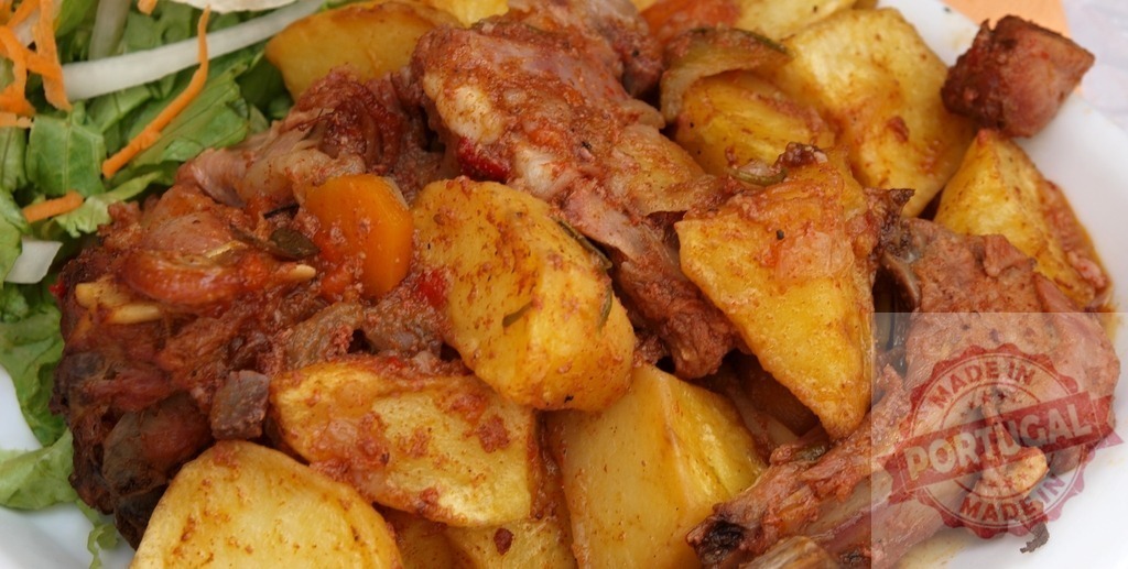 Roasted meat and potatoes with salad for dinner | Plate of traditional cooked meat and potatoes serving with green salad - Realisiert mit Pictrs.com