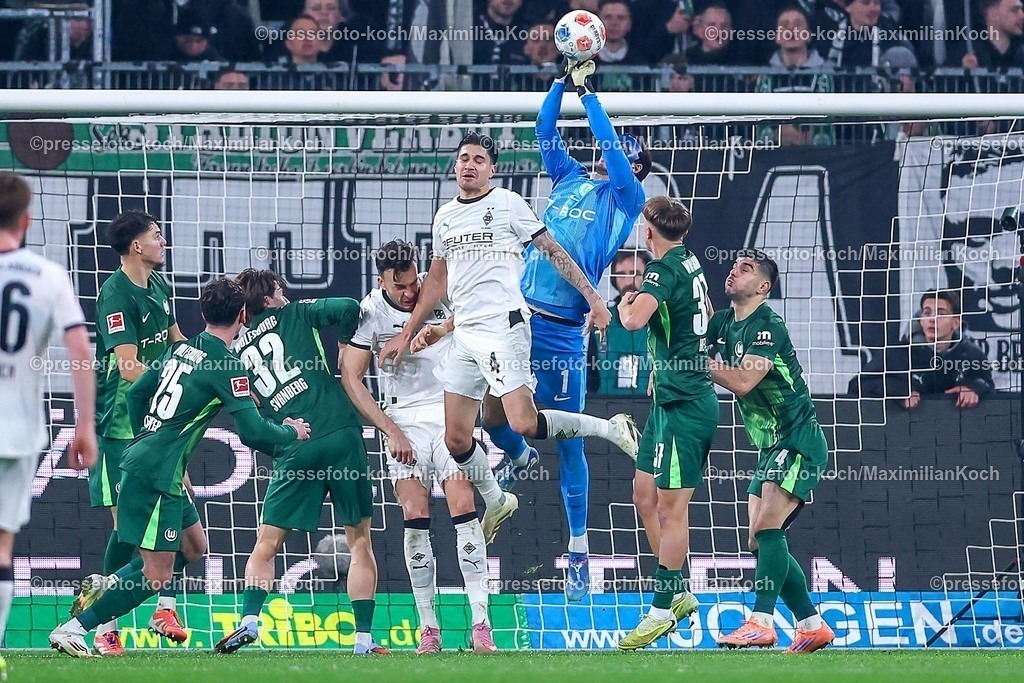 BMG13122502187 | 13.12.2025, Fußball, Borussia Mönchengladbach - VfL Wolfsburg, 1. Fußball Bundesliga, 14.Spieltag, Borussia-Park, Saison 2025 2026: Torwart Kamil Grabara&nbsp;(VfL Wolfsburg #01) verteidigt das Tor gegen Haris Tabakovic&nbsp;(Borussia Mönchengladbach #15) Kevin Diks&nbsp;(Borussia Mönchengladbach #04) Strafraumaktion  DFB regulations prohibit any use of photographs as image sequences and or quasi-video.