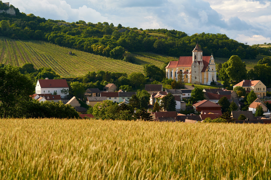 Blick auf die Pfarrkirche Hl. Jakobus | Falkenstein, Austria - June 02, 2020: Blick auf den Dorfkern und die Pfarrkirche Hl. Jakobus. - Realisiert mit Pictrs.com