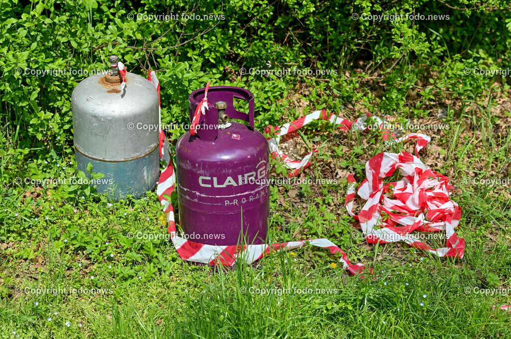 Pichlingersee_ Roma_ Sinti_ Camping_ Linz_ 03.05.2023-6 | 03.05.2023, Pichlingersee, AUT, Roma, Sinti, Camping, im Bild zurueckgelassene Campingflaeche, Mist, Muell, WC Anlage, Toilette, Kanister, Drohne