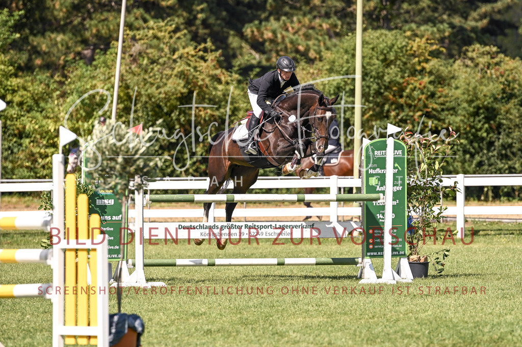 Schugtsche-Düren.2024-09.Springprf.L-10 | Schugtsche Fotografie - Realisiert mit Pictrs.com