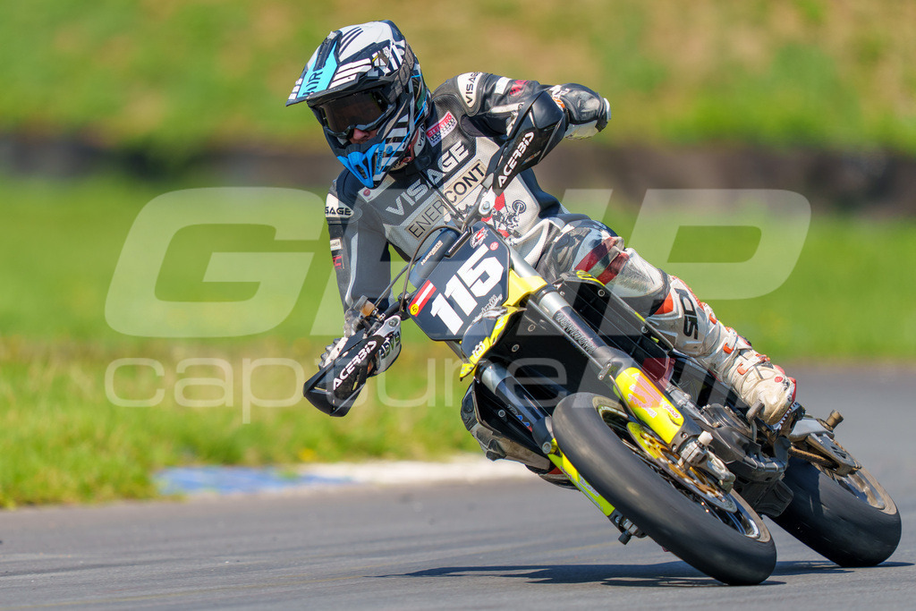 G-Cup + Supermoto Staatsmeisterschaft + Hungarian Supermoto Championship | GRIPcapture steht für authentische Sportfotografie in Österreich – für Momente, die mehr sind als Geschwindigkeit oder Ergebnis. Es geht um Emotion, Spannung, Fokus und den Augenblick, der oft nur einen Wimpernschlag dauert.Ob Motorsport, Teamsport oder 