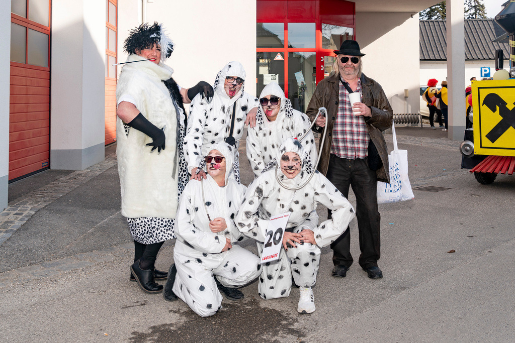 Umzug2025-033_8888 | Fotostrecke: FASCHINGSUMZUG 2025 in Loosdorf. 22 Masken(gruppen)-Teilnehmer: Loosdorfer Vereine, Wirtschaftstreibende, Gemeindeabordnungen sowie Kreditinstitute. rund 700 Besucher entlang der Hauptstrasse. Veranstaltungs-Sicherung durch Mannschaft der FF-Loosdorf mit schwerem Gerät. Maskenprämierung am EKZ-Platz durch Bgm. Thomas Vasku in den Kategorien: Bester Festwagen (Fa. gkonzept-Groissenberger; Beste Personengruppe-ASK-Loosdorf; Beste Einzelperson; Weiteste Anreise-FF Schollach;