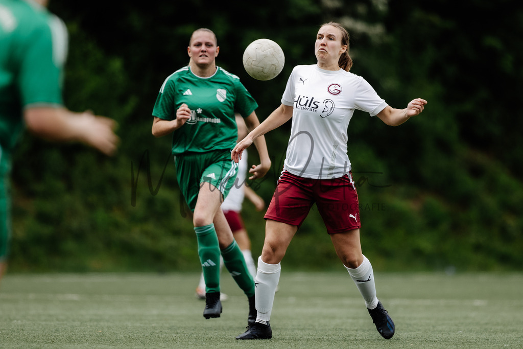 Frauen Bezirksliga, 24. Spieltag, Saison 2024/2025: 1. FC Gievenbeck - SV Teuto Riesenbeck | Frauen Bezirksliga, 24. Spieltag, Saison 2024/2025, 1. FC Gievenbeck empfängt SV Teuto Riesenbeck im Sportpark Gievenbeck in Münster. Foto: sportfotografie.ms | Markus Paletta - Realisiert mit Pictrs.com