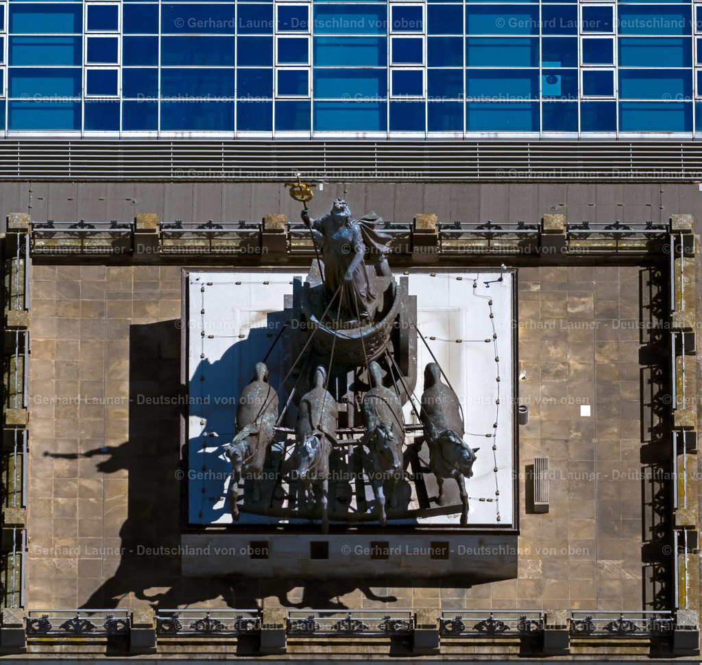 4035774 | BRAUNSCHWEIG 31.07.2020 Gebäude des Einkaufszentrum Schloss-Arkaden Braunschweig am Ritterbrunnen in der Altstadt in Braunschweig im Bundesland Niedersachsen. Weiterführende Informationen bei: ECE Projektmanagement G.m.b.H &amp; Co. KG,  GEZE GmbH,  HOCHTIEF Aktiengesellschaft AG,  alsecco GmbH,  gs-Shopping Center Consulting + Design Dipl.Des. (FH) Gisela Simon. // Building of the shopping center Schloss-Arkaden Braunschweig am Ritterbrunnen in der Altstadt in Braunschweig in the state Lower Saxony. Further information at: ECE Projektmanagement G.m.b.H &amp; Co. KG,  GEZE GmbH,  HOCHTIEF Aktiengesellschaft AG,  alsecco GmbH,  gs-Shopping Center Consulting + Design Dipl.Des. (FH) Gisela Simon. Foto: Gerhard Launer