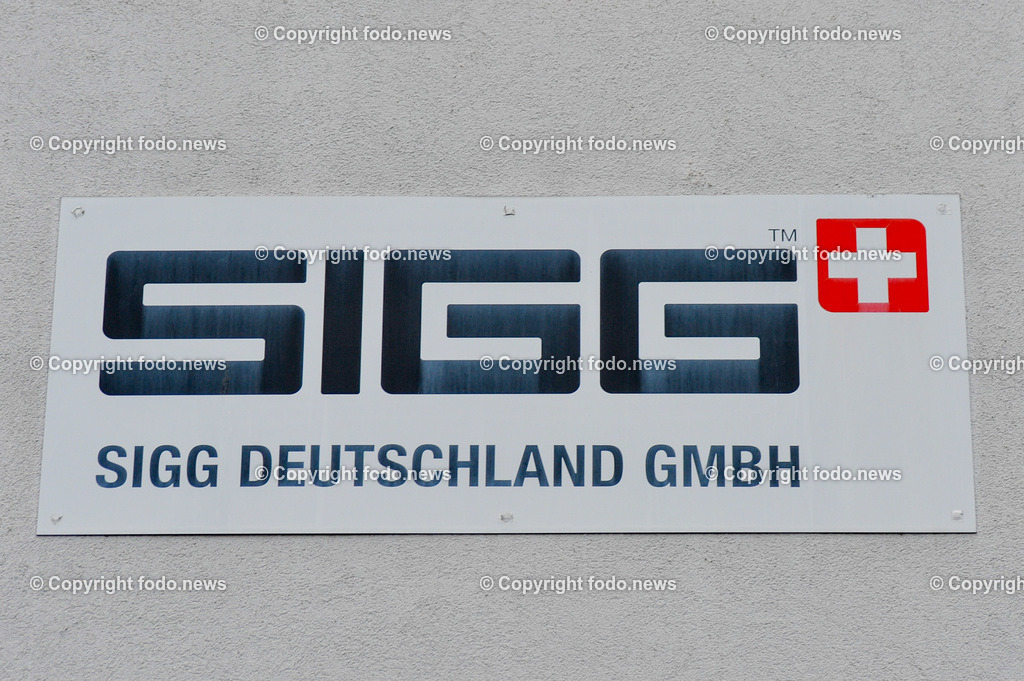 Deutschland_ Baden-Wuerttemberg_ Goeppingen_ 17.01.2025-37 | 17.01.2025, Deutschland, GER, Baden-Wuerttemberg, Goeppingen, im Bild Themenbild, Stadtansichten, Sigg, Trinkflaschen, Schweizer Produkt, Handel, Waren, Schild, Logo, Werbung, Reklame