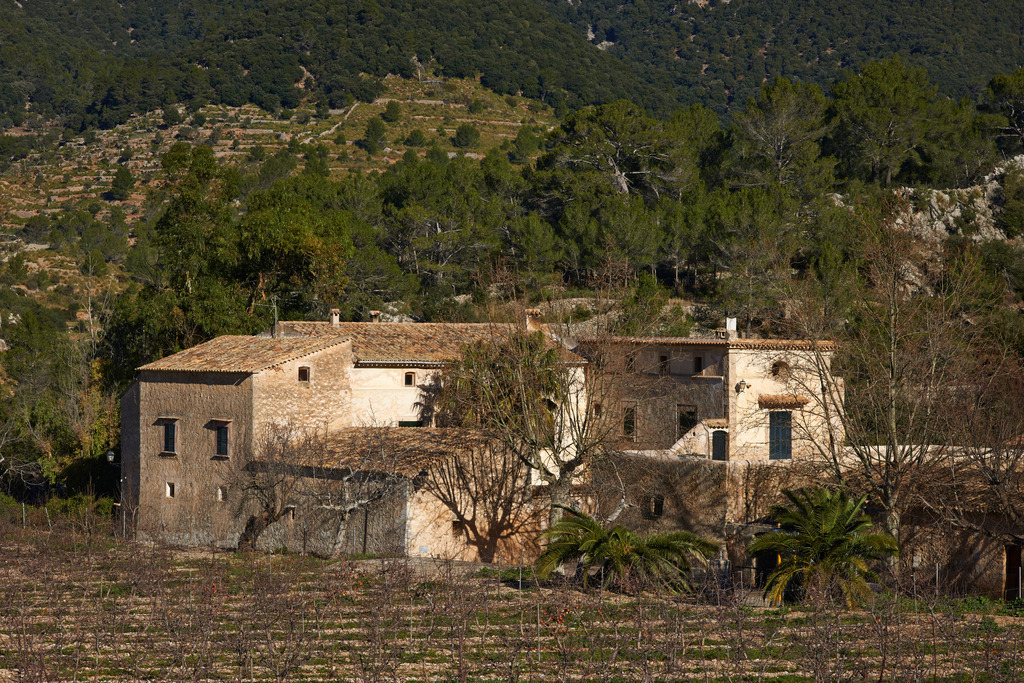 Blick von oben auf  das Dorf Orient | Orient, Spanien - December 30, 2013: Blick von oben auf  das Dorf Orient. - Realisiert mit Pictrs.com