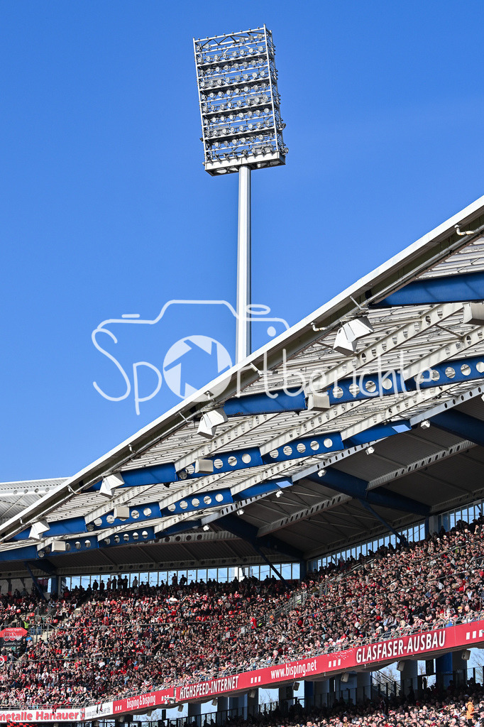 1. FC Nürnberg - Fortuna Düsseldorf | NUREMBERG, GERMANY - 07. MARCH:  im Bild das Flutlicht im gut besetzem Stadion / Symbolbild / Symbolfoto während dem Match zwischen dem 1. FC Nürnberg und Fortuna Düsseldorf am 25. Spieltag der 2. Bundesliga im Max Morlock Stadion / DFL REGULATIONS PROHIBIT ANY USE OF PHOTOGRAPHS AS IMAGE SEQUENCES AND/OR QUASI-VIDEO