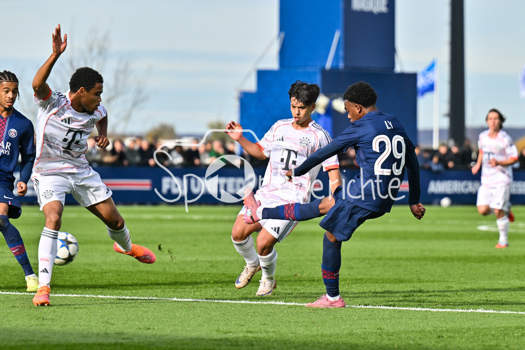 Paris Saint Germain U19 - FC Bayern München U19 | PARIS, FRANKREICH - 4. NOVEMBER: im Duell Maycon CARDOZO (FC Bayern München 7) und Elijah LY (PSG U19 29) beim Ligaspiel zwischen der U19 von Paris Saint Germain und der U19 des FC Bayern München am 4. Spieltag der UEFA Youth League am PSG Campus am 04.11.2025 / Chivano WIJKS (FCB Bayern München U19 2)