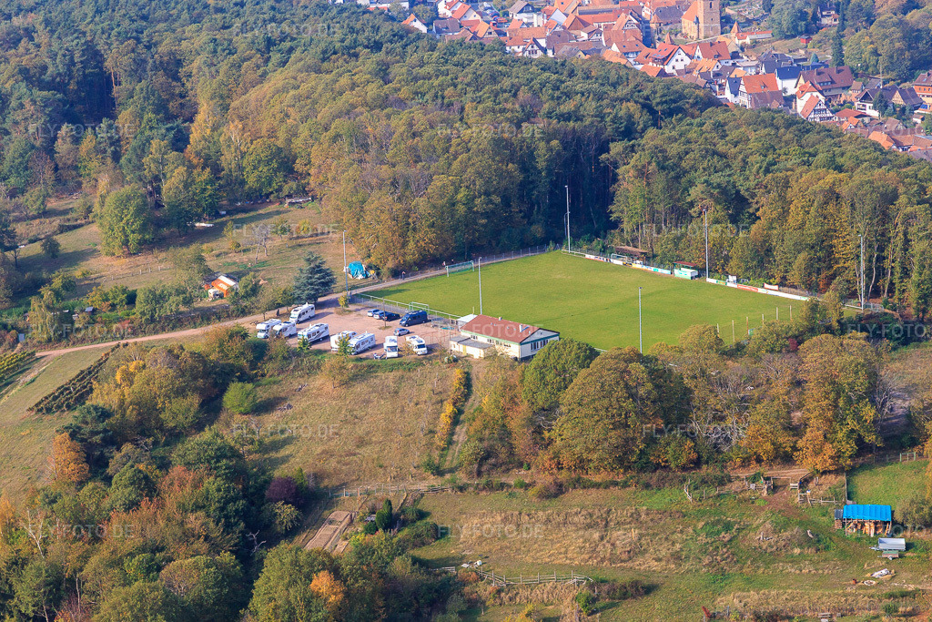 Luftbild: Sportplatz des SV 1946 Dörrenbach Fußballverein und Wohnmobil-Stellplatz Dörrenbach in Dörrenbach im Bundesland Rheinland-Pfalz in Deutschland. Foto: IMG_112157.jpg vom 20.10.2018 durch Werner Riehm/FLY-FOTO.deSportverein Dörrenbach