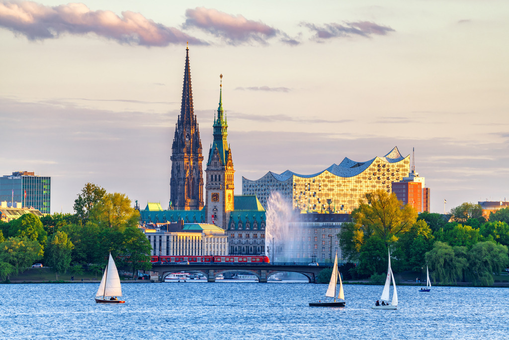 10260502 - Abendliche Lichtstimmung | Blick über die Außenalster auf die Elbphilharmonie, das Hamburger Rathaus und den Turm der Nikolaikirche im goldenen Abendlicht.