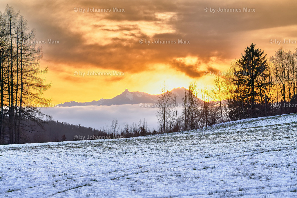 Berge im Feuer - Sonnenuntergang im Voralpenland bei Großweiler | Professionelle Landschaftsfotografie, Inneneinrichtung, Kunst für Ihre Wohnung, Kanzlei, Praxis oder als Geschenk. Aussuchen und einfach liefern lassen. Raumgestaltungsberatung auf Anfrage. - Realisiert mit Pictrs.com