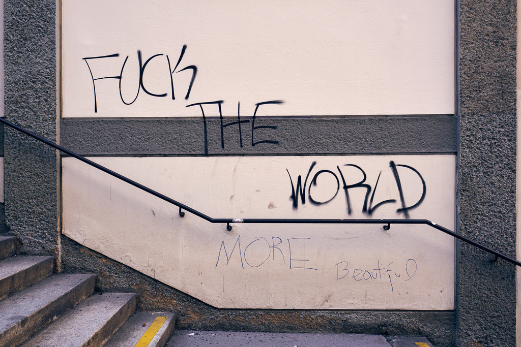 Fuck the World Schrift auf der Wand | Wien, Austria - February 14, 2022: Fuck the World Schrift auf der Wand. - Realisiert mit Pictrs.com
