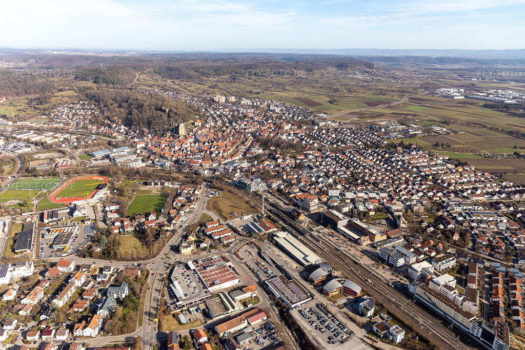 Luftbild: Stadtübersicht von Westen in Herrenberg im Bundesland Baden-Württemberg in Deutschland. Foto: IMG_125238.jpg vom 20.02.2021 durch Werner Riehm/FLY-FOTO.de