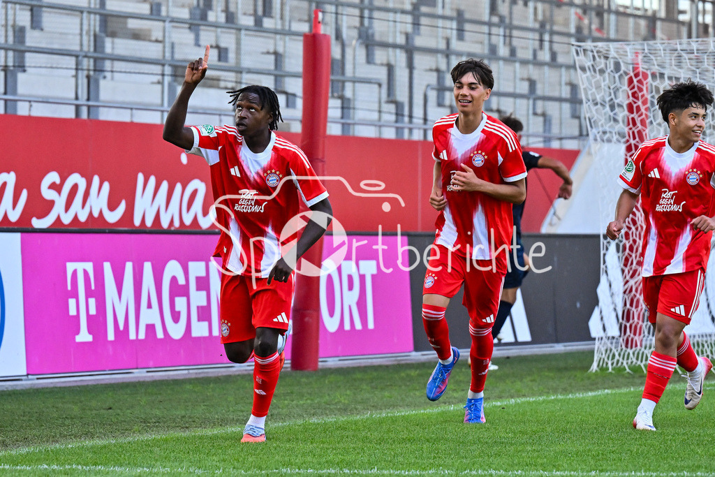 FC Bayern München U19 - SpVgg Unterhaching U19 | Jubel der Bayern nach dem Treffer zum 2-1 durch Aristide HENTCHO NSEKE (FC Bayern U19 #17) / Tor / Torschuetze / Freude / Happy / U19 DFB-Nachwuchsliga: FC Bayern München U19 - SpVgg Unterhaching U19; FC Bayern Campus am 10.08.2025