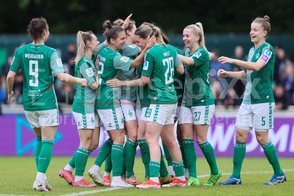 Fussball, Google Pixel Frauen-Bundesliga, SV Werder Bremen - MSV Duisburg | v.li.: Spielerinnen des SV Werder Bremen mit Torjubel, Jubel, jubeln, jubelt, optimistisch, Spielszene, Highlight, Freude über das Tor zum 3:0, DIE DFB-RICHTLINIEN UNTERSAGEN JEGLICHE NUTZUNG VON FOTOS ALS SEQUENZBILDER UND/ODER VIDEOÄHNLICHE FOTOSTRECKEN. DFB REGULATIONS PROHIBIT ANY USE OF PHOTOGRAPHS AS IMAGE SEQUENCES AND/OR QUASI-VIDEO.