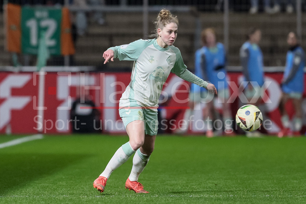 Fussball, DFB-Pokal Frauen, Bayer 04 Leverkusen - SV Werder Bremen | v.li.: Saskia Matheis (SV Werder Bremen, 19) am Ball, Freisteller, Einzelbild, Ganzkörper, Aktion, Action, Spielszene, DIE DFB-RICHTLINIEN UNTERSAGEN JEGLICHE NUTZUNG VON FOTOS ALS SEQUENZBILDER UND/ODER VIDEOÄHNLICHE FOTOSTRECKEN. DFB REGULATIONS PROHIBIT ANY USE OF PHOTOGRAPHS AS IMAGE SEQUENCES AND/OR QUASI-VIDEO.