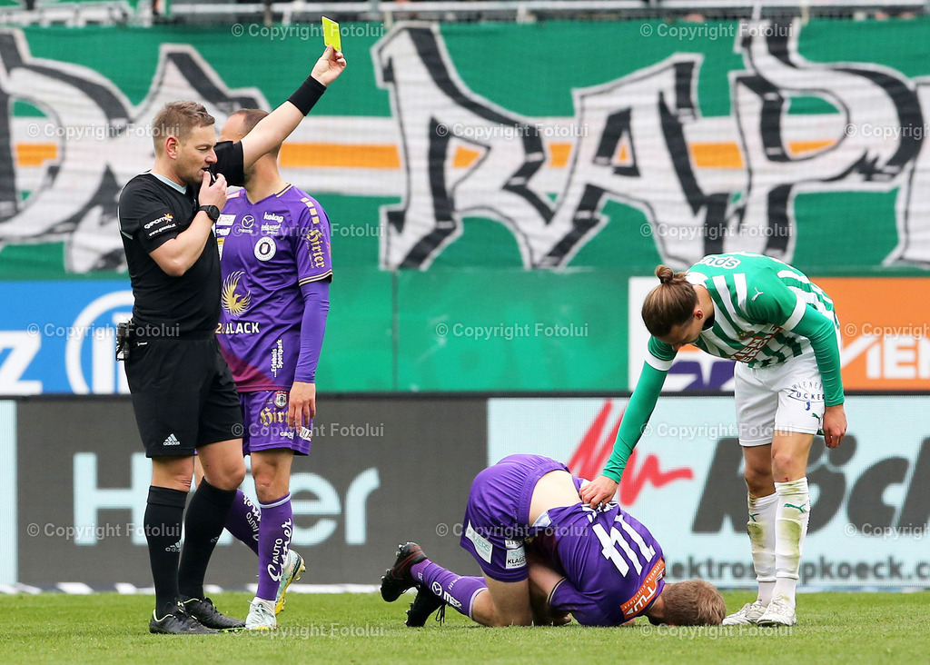 A_LUI_09042023_17 | SPORT,FUSSBALL,ADMIRAL BUNDESLIGA SK RAPID WIEN- AUSTRIA KLAGENFURT 09.04.2023 IM BILD: SCHIEDSRICHTER MANUEL SCHUETTENGRUBER ZEIGT PATRICK GREIL DIE GELBE KARTE  FOTO:FOTOLUI/MW