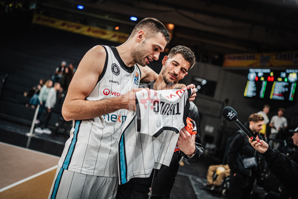 Basketball | Männer | Saison 2024/2025 | easyCredit Basketball Bundesliga | 4. Spieltag | Veolia Towers Hamburg vs. EWE Baskets Oldenburg | 06.10.2024 | v.l. Benedikt Turudic (#44, Veolia Towers Hamburg) und Nikola Vasilj (FC. St Pauli) Fußball beim Trikottausch
