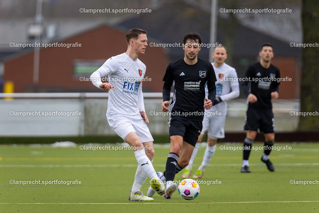 Fußball I Herren I Saison 2025-2026 I Landesfreundschaftsspiel I SC Rönnau - SSG Rot-Schwarz Kiel 060 | v.l. Mika Tom Rosenthal (12, SSG Rot-Schwarz Kiel), Mats Hamann (15, SC Rönnau) - Realisiert mit Pictrs.com