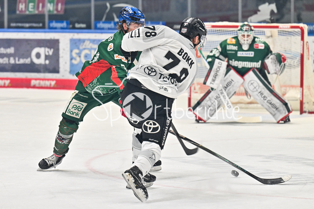 Augsburger Panther - Kölner Haie | AUGSBURG, GERMANY - 11. JANUARY: im duell Alexander BLANK (Augsburger Panther 26) und Dominik BOKK (Kölner Haie 78) während dem Match zwischen den Augsburger Panthern und den Kölner Haien am 39. Spieltag der penny DEL im Curt Frenzel Stadion