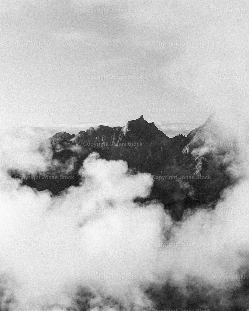 Sleepy Mountains | Early morning vibes in the Austrian mountains.  - Realisiert mit Pictrs.com